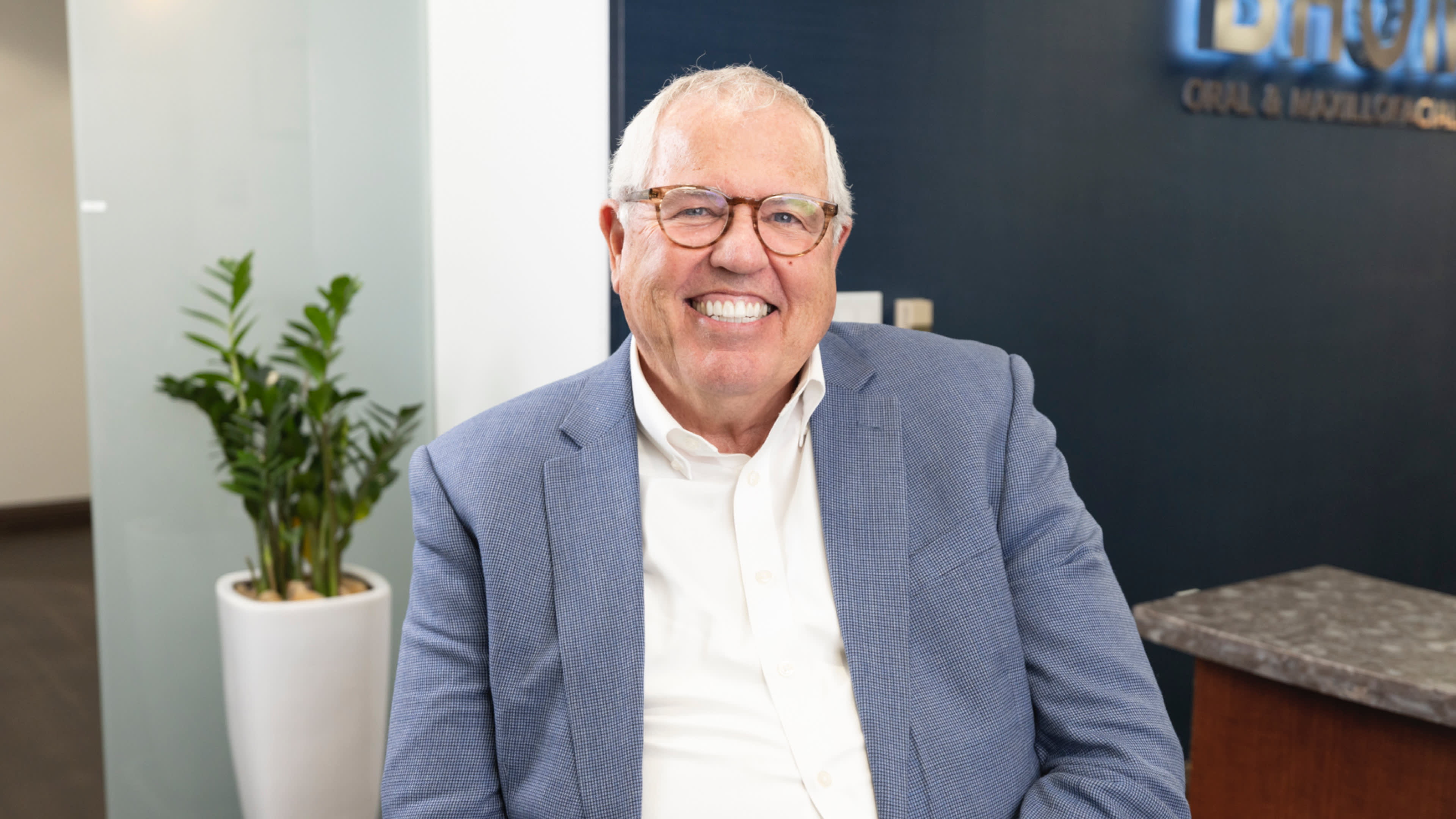 Tom ext bg di testimonial desktop